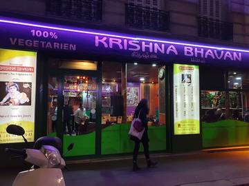 La devanture de Krishna Bhavan rue Cail, enseigne 100 % végétarien