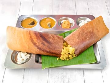 Dosa masala ouvert sur sa garniture de pommes de terre aux épices