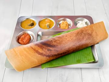 Dosa nature roulé sur feuille de bananier, avec sambar et chutneys
