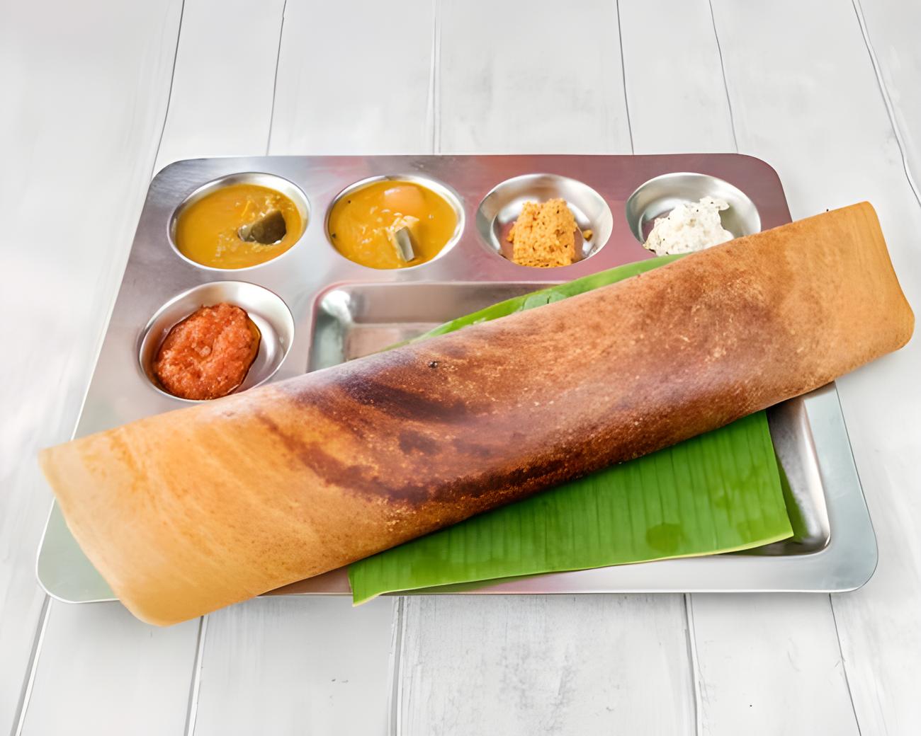 Dosa nature roulé sur feuille de bananier, avec sambar et chutneys